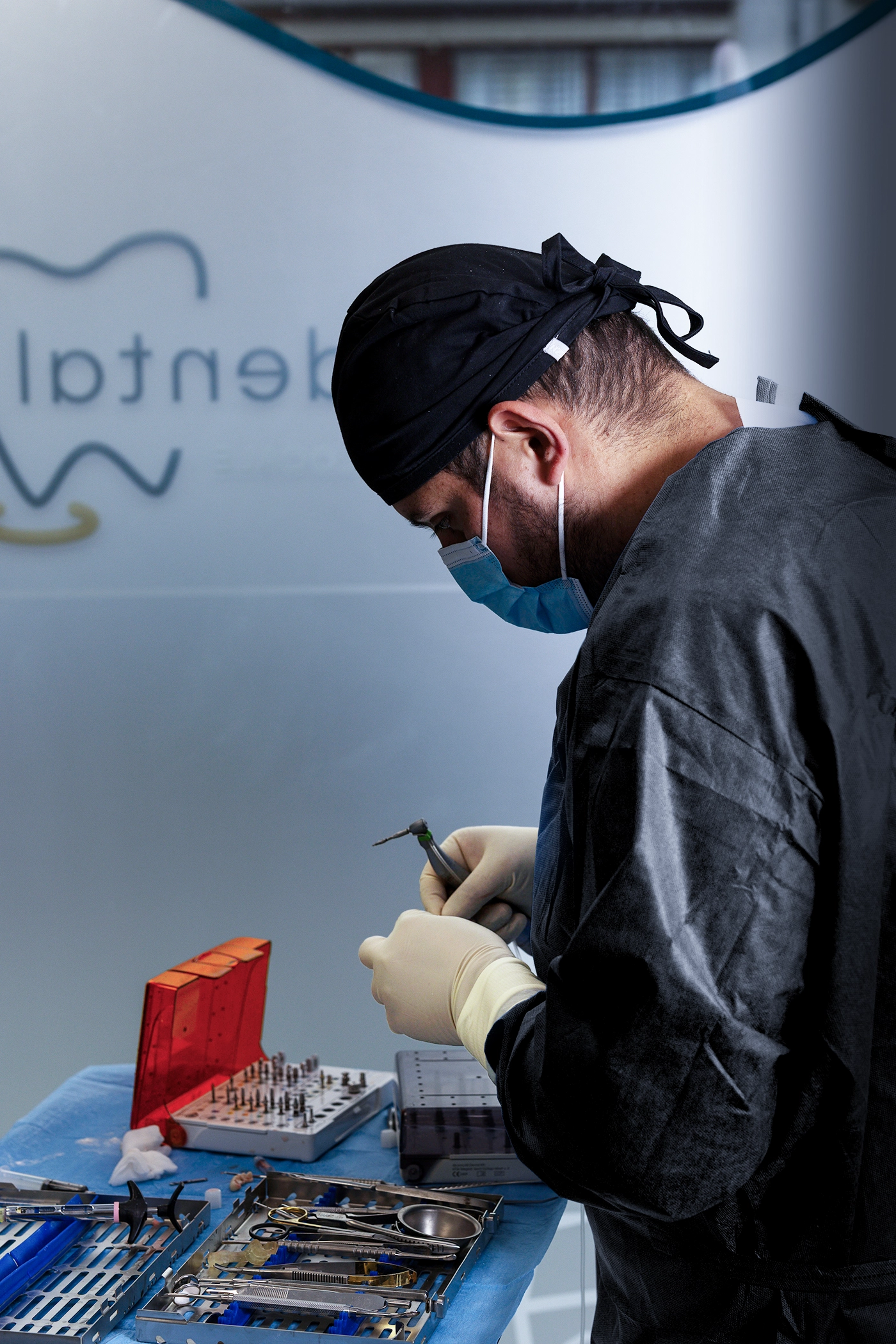 Le Dr. Fneiche analysant un scan CBCT