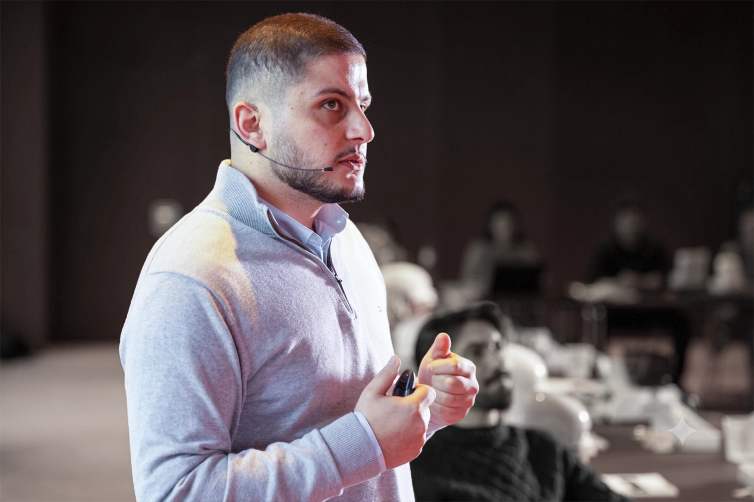 Le Dr. Alex Fneiche en conférence sur l'implantologie numérique