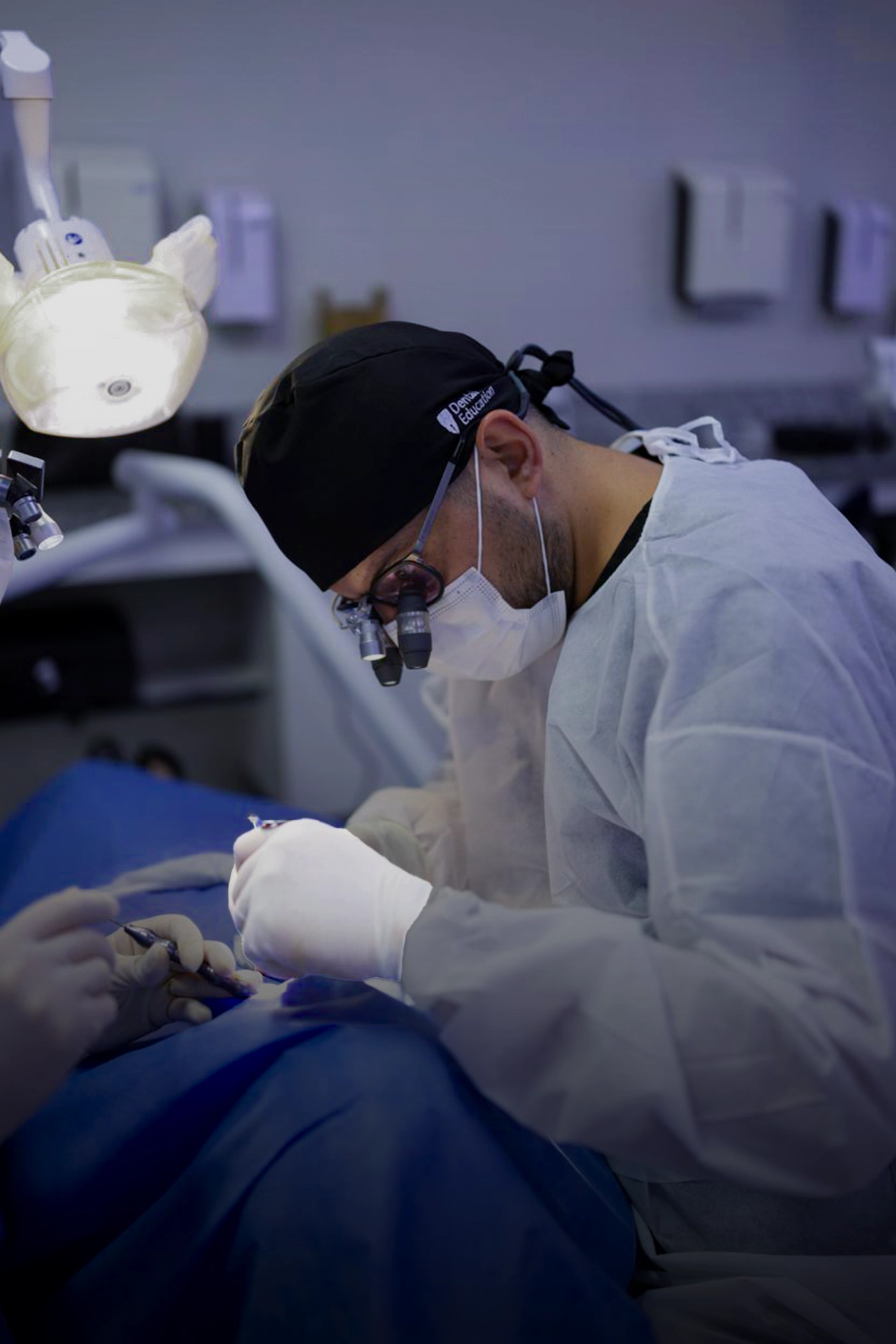 Le Dr. Fneiche en consultation avec un patient